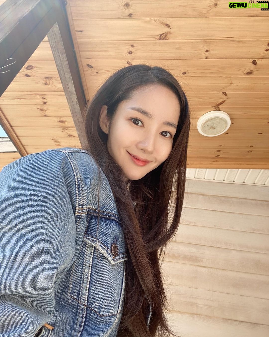 Park Min-young Instagram - 날씨가 좋아서 또 찾아가야겠어요 👖