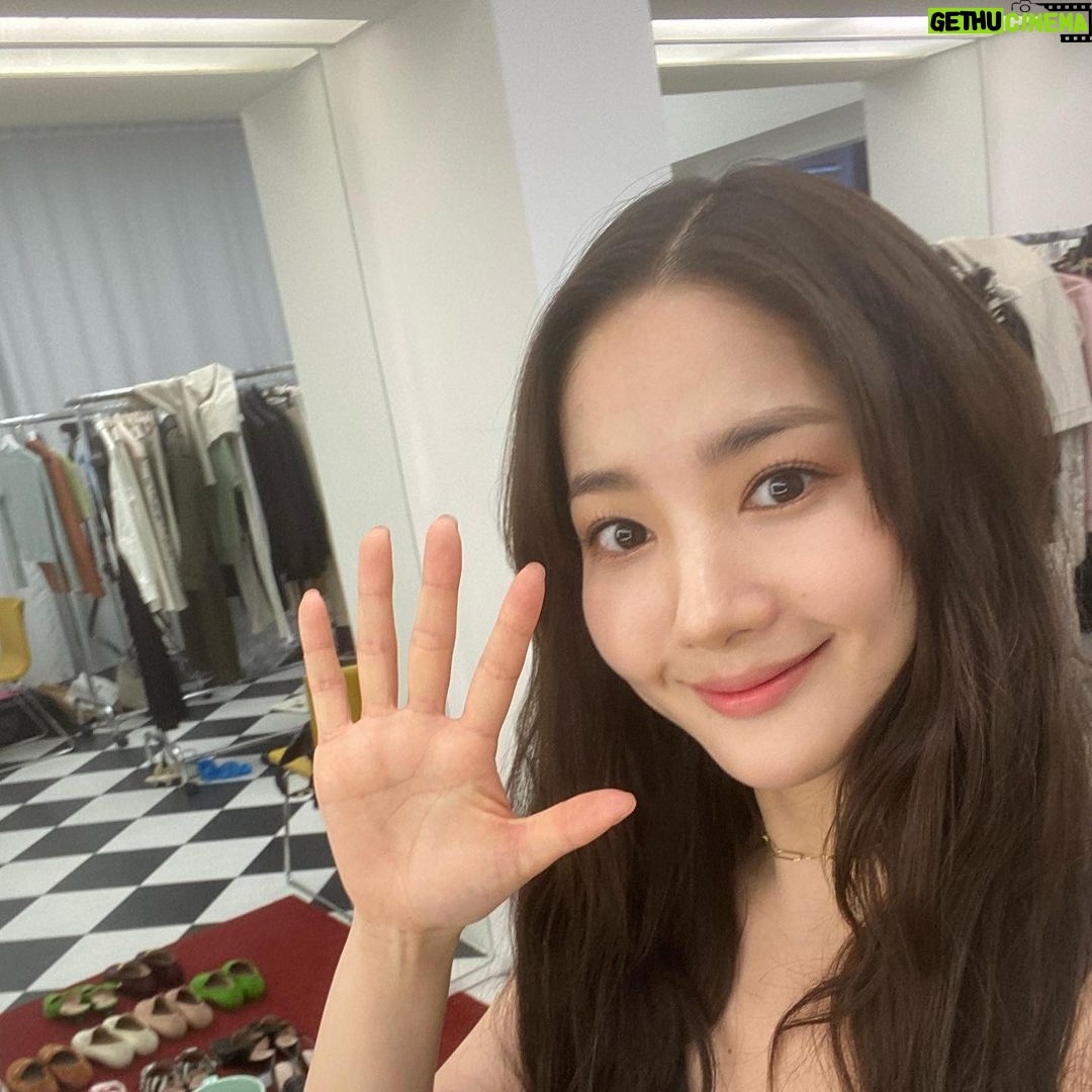 Park Min-young Instagram - 이제가자 #날씨가좋으면찾아가겠어요 본방사수하러 👋🏻