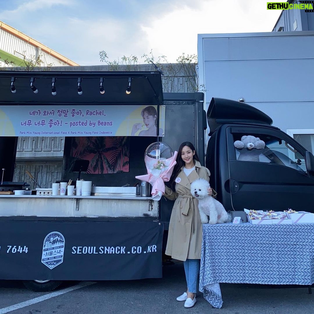 Park Min-young Instagram - 봄이오는소리에 북현리마을도 복작복작 바빴거든요. 울고 웃느라 정신없는 와중에 우리팬들 덕분에 또 행복해졌어요 정말 정말 고맙고 미안하고 사랑해요 알죠 내맘? #PMYinternationalfansunited #PMYfansindo #cupatchinternational