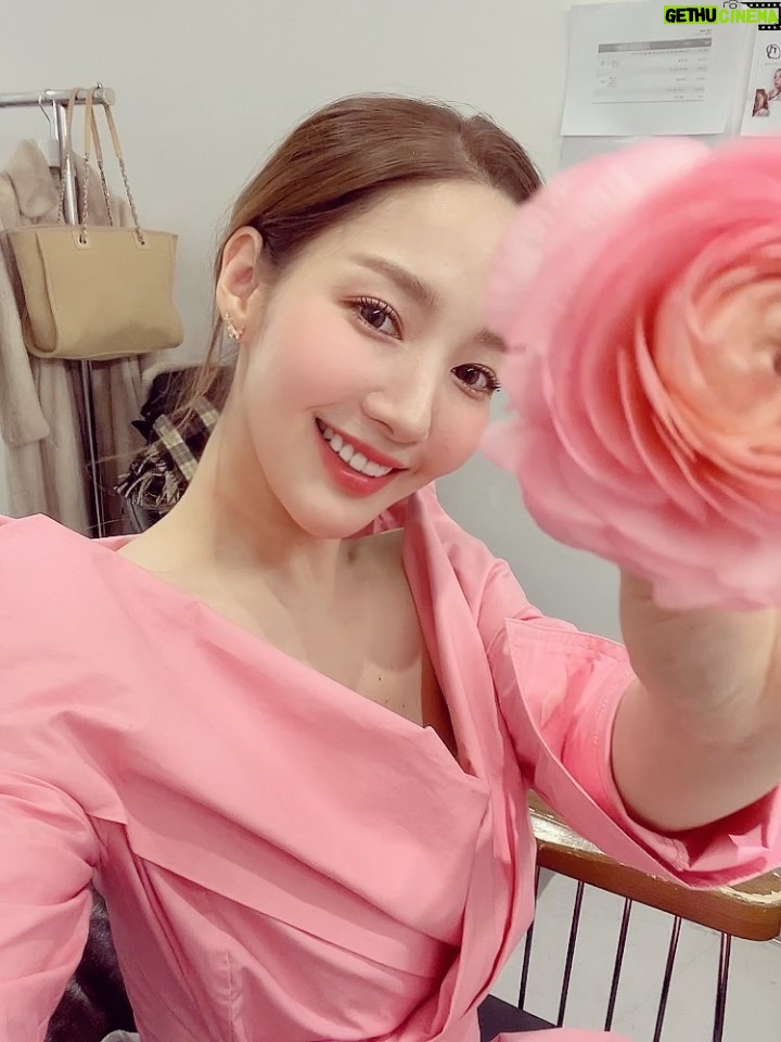 Park Min-young Instagram - Will you be my Valentine? 🎀