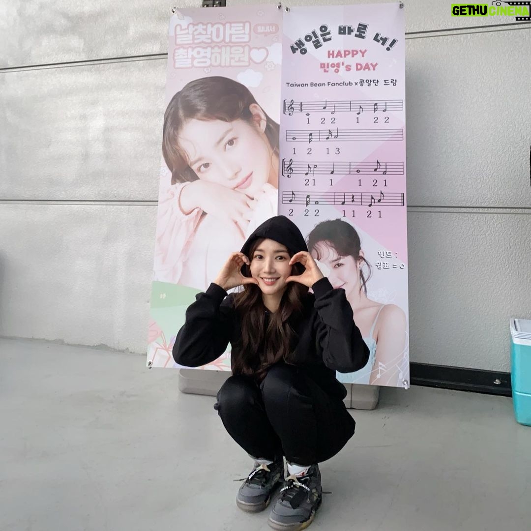 Park Min-young Instagram - 와우 저 밥먹는동안 테이블 받치고 있었잖아요 생일상 너무 푸짐해서 🤩 고마워요, 사랑받는 사람이란거 다시금 알게 해주셔서..덕분에 피로가 말끔히 사라졌어요 ! 사랑해요 #콩알단 #대만팬클럽 #kongrdan #taiwanbeanfanclub 🧡