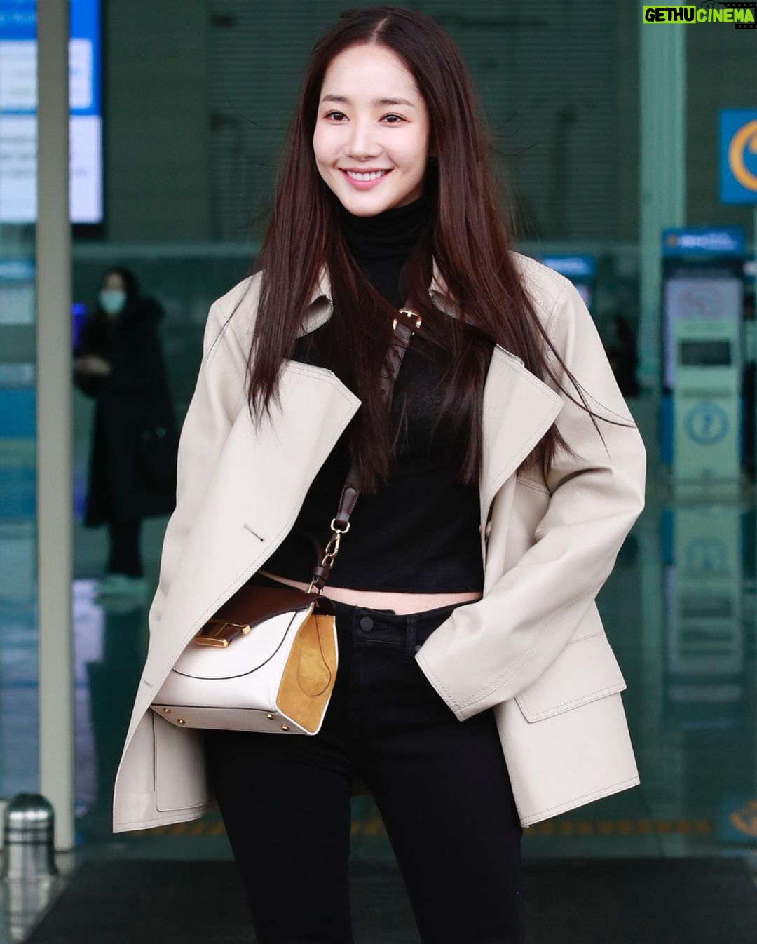 Park Min-young Instagram - #광고모델 얼른 다녀올게요 #milanofashionweek🇮🇹 for @tods 🤎