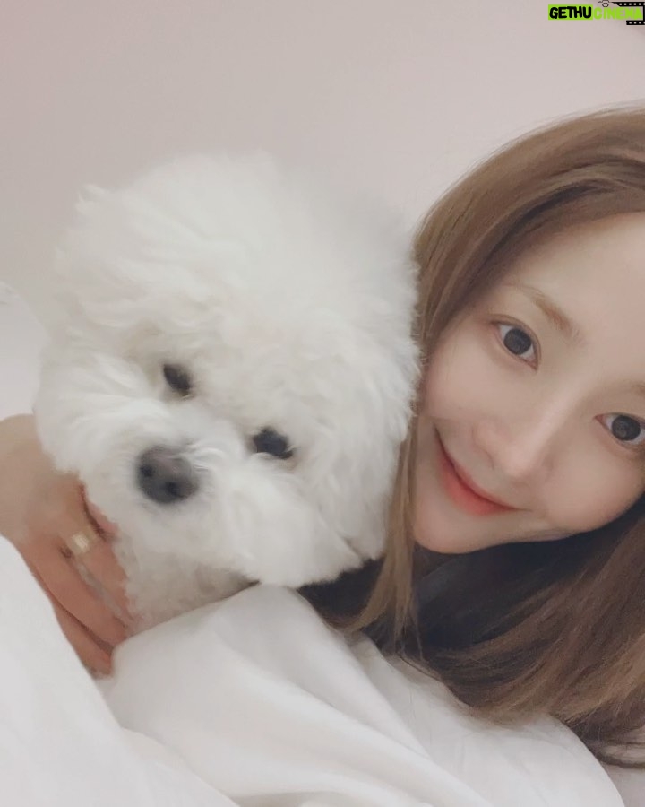Park Min-young Instagram - 새해엔 스스로의 몸과 마음을 더 건강하게 보듬어줘요 우리 🤍 happy 2022