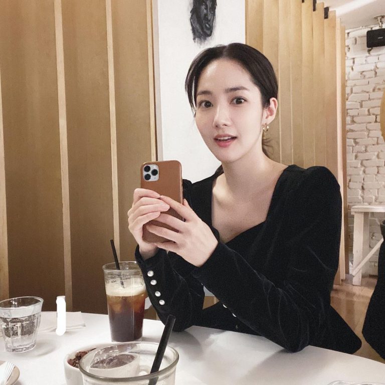 Park Min-young Instagram - ☕️ 🤎