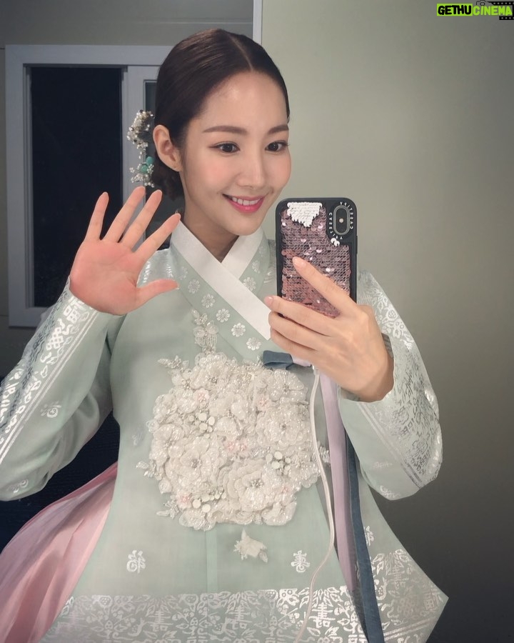 Park Min-young Instagram - 행복한 추석 보내세요👋🏻💕