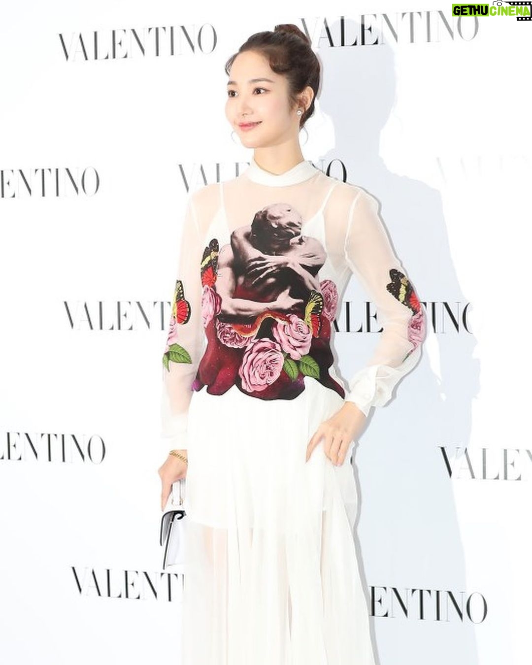 Park Min-young Instagram - #valentino 🌹