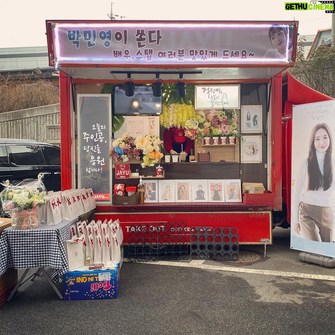 Park Min-young Instagram - 맛있는 간식도 먹고 시원하고 달콤한 라떼도 마시고 꽃향기로 기분도 좋아진 촬영장 #wwwskCNfans 🇨🇳 항상 감동주는 여러분love you🧡