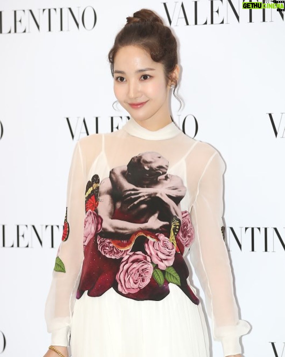 Park Min-young Instagram - #valentino 🌹