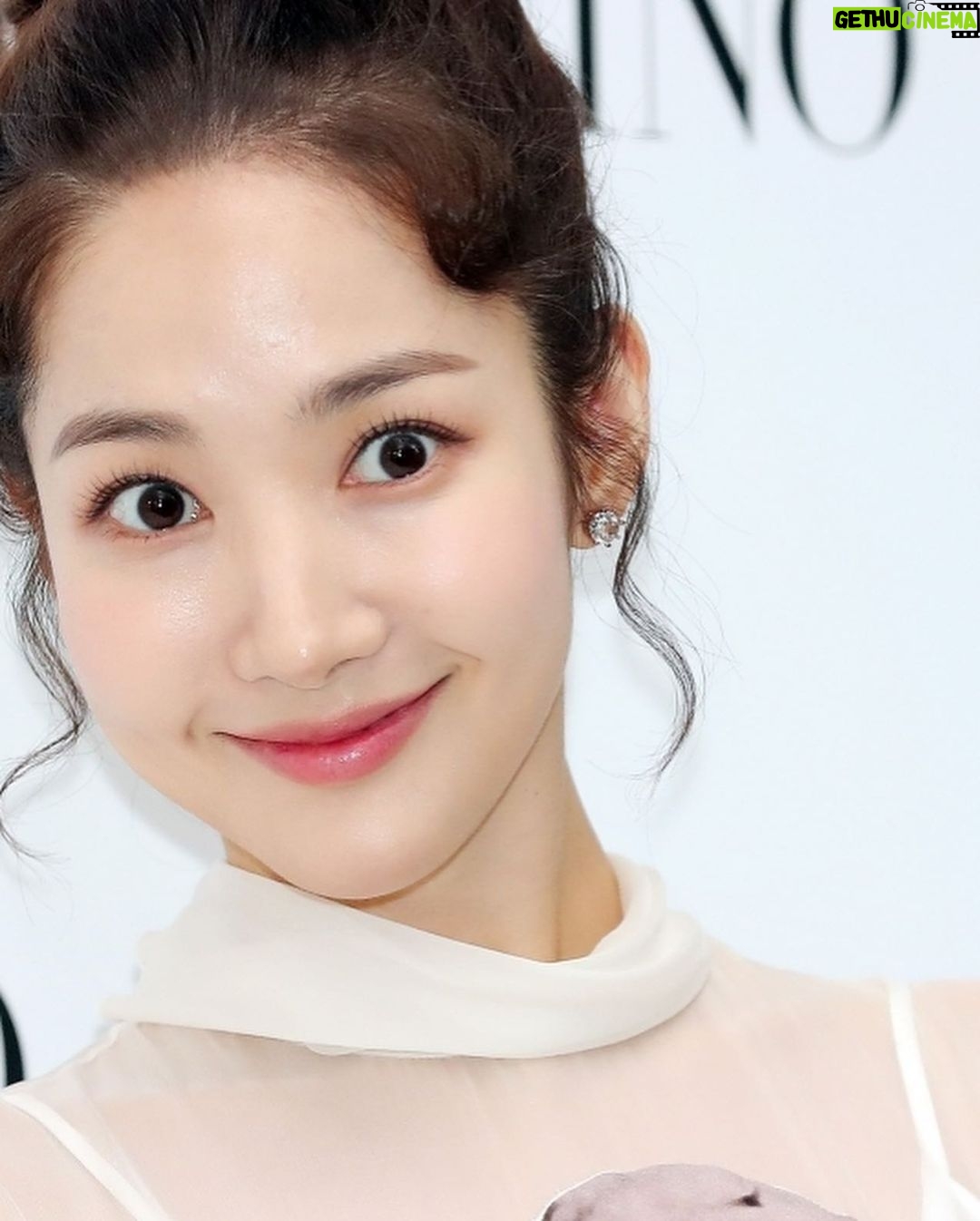 Park Min-young Instagram - #valentino 🌹