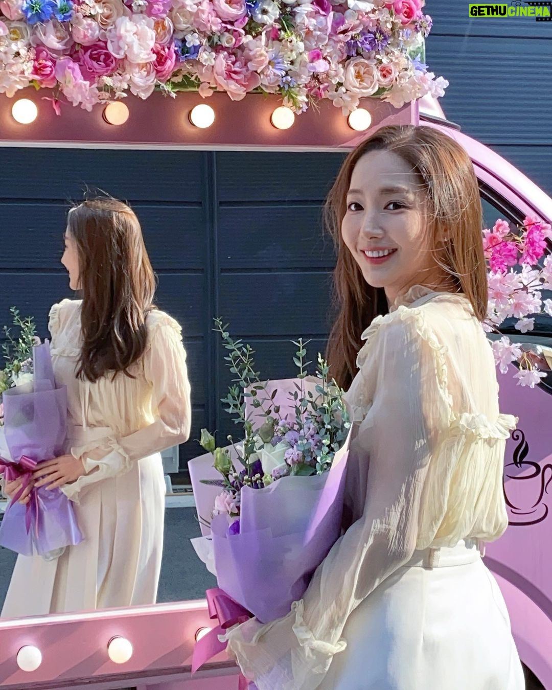 Park Min-young Instagram - 졸려죽겠지만 우리팬들덕분에 웃음이나와요 #wwwskfangroup 🎀 Thank you so much for your love & support 💕