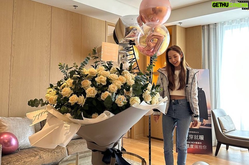 Park Min-young Instagram - 🤍 @oneboylife #ONEBOY衝鋒衣 #一穿就暖ONEBOY衝鋒衣 #用溫度擁抱你