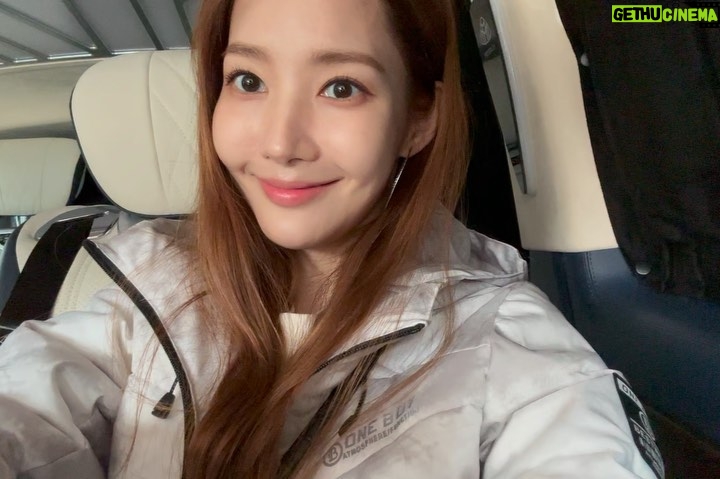 Park Min-young Instagram - 🤍 @oneboylife #ONEBOY衝鋒衣 #一穿就暖ONEBOY衝鋒衣 #用溫度擁抱你