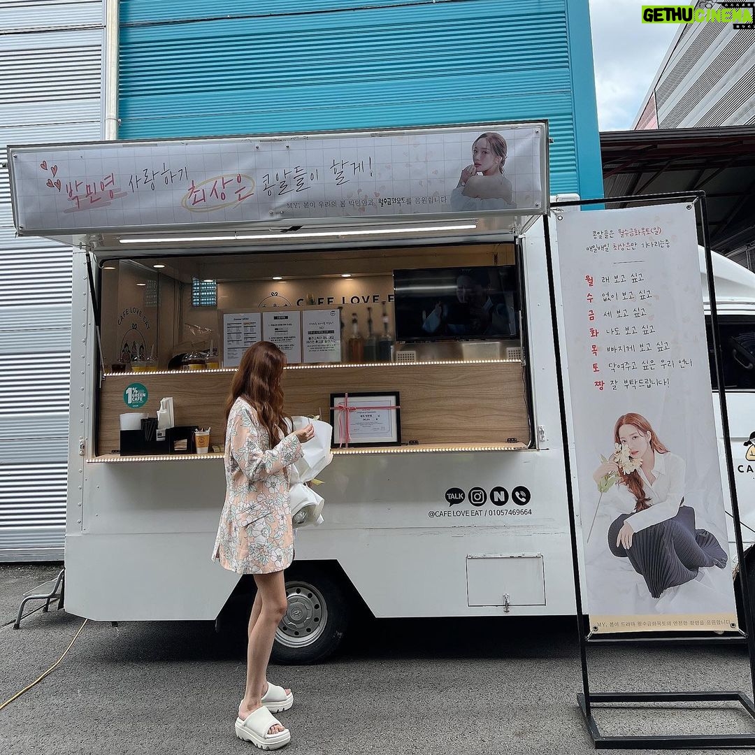 Park Min-young Instagram - 콩알들 덕분에 다시 나도 봄 #my봄 #마이봄 🍊🧡