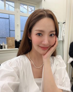 Park Min-young Instagram - 오늘은 무슨촬영일까여? 🤍