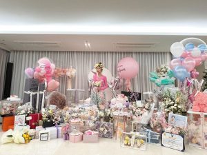 Park Min-young Instagram - Every year on my birthday, I get reminded of how much you mean to me as my best friends and biggest supporters that I know will always stand by my side. It just warms my heart to see all your birthday wishes, hand-written letters and gifts and I feel so blessed to celebrate another birthday with you all. I really appreciate all your love and support. You truly made my day. Once again, thank you so much everyone and I will do my best to make you proud!🌸

콩알들이 보내준 사랑이 너무 커서 사진이 점점 커져요. 그만큼 더 잘해야겠다 다짐이 드는 하루였어요. 생일 행복하게 해주신 모든분들 너무 고맙고 사랑해요 내콩알들은 내가 지켜야지 🌸