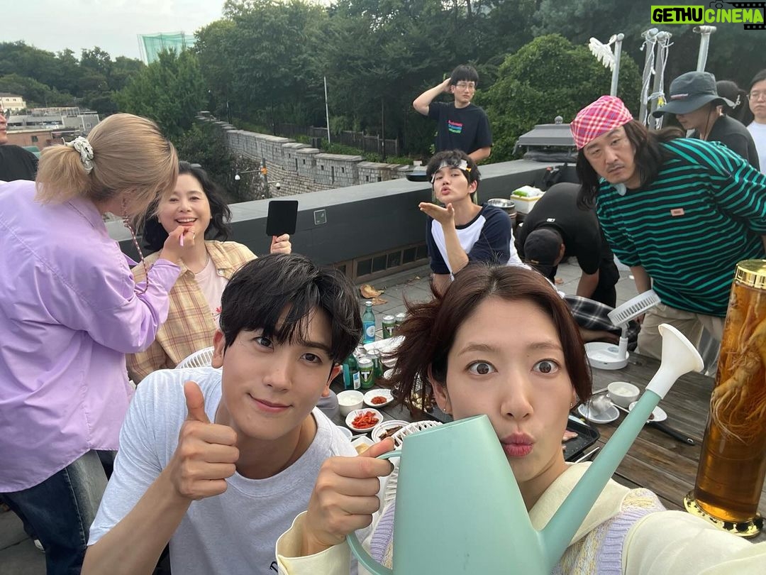 Park Shin-hye - 1.2 Million Likes - 우리에게 더위와 추위 모두 경험하게 해주었던 옥상..
따듯하고 시원할 수도 있었잖아...
꼭..그렇게...더워야만 했냐아아아아아아!!!!!!!!!!🤬🤬
#닥터슬럼프