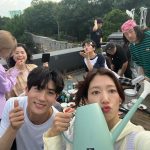 Park Shin-hye Instagram – 우리에게 더위와 추위 모두 경험하게 해주었던 옥상..
따듯하고 시원할 수도 있었잖아…
꼭..그렇게…더워야만 했냐아아아아아아!!!!!!!!!!🤬🤬
#닥터슬럼프