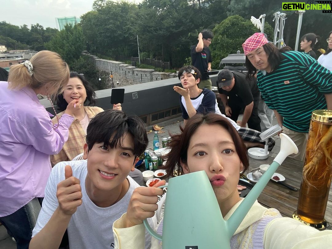 Park Shin-hye - 1.2 Million Likes - 우리에게 더위와 추위 모두 경험하게 해주었던 옥상..
따듯하고 시원할 수도 있었잖아...
꼭..그렇게...더워야만 했냐아아아아아아!!!!!!!!!!🤬🤬
#닥터슬럼프