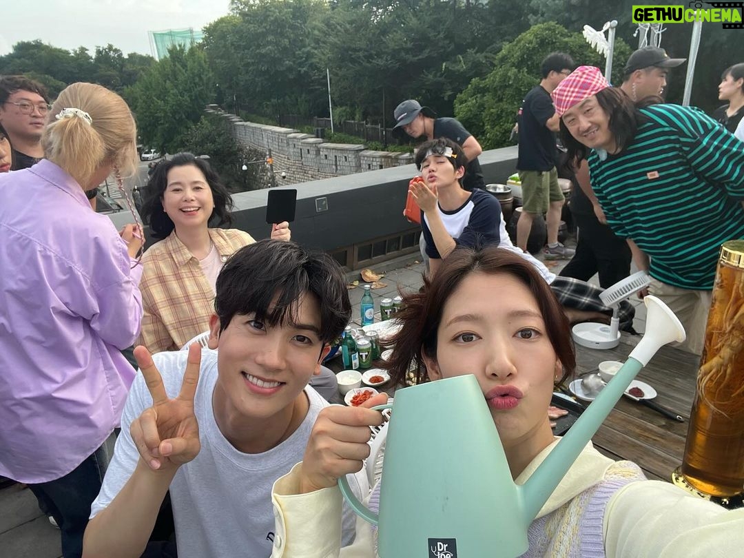 Park Shin-hye - 1.2 Million Likes - 우리에게 더위와 추위 모두 경험하게 해주었던 옥상..
따듯하고 시원할 수도 있었잖아...
꼭..그렇게...더워야만 했냐아아아아아아!!!!!!!!!!🤬🤬
#닥터슬럼프