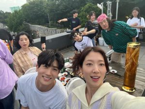 Park Shin-hye Instagram - 우리에게 더위와 추위 모두 경험하게 해주었던 옥상..
따듯하고 시원할 수도 있었잖아...
꼭..그렇게...더워야만 했냐아아아아아아!!!!!!!!!!🤬🤬
#닥터슬럼프