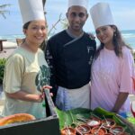 Parno Mittra Instagram - Had a wonderful time prepping a Sri Lankan lunch with Chef Prasad , thank you @mosvold.villa and @koi.worldwide for this fun activity! @aditi__das what would I do without you being my camera guy and partner in crime. Ps : I overdid the blush 🤣