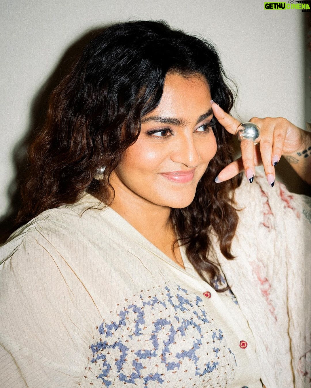 Parvathy Instagram - Stylist : @jukalker Outfit: @cord.in via @diksha0195 Jewellery: @lovebirds.studio Makeup : @prakatwork Hair : @puii_c_ammy Photography: @kannasrihari Styling team : @pratimajukalkar