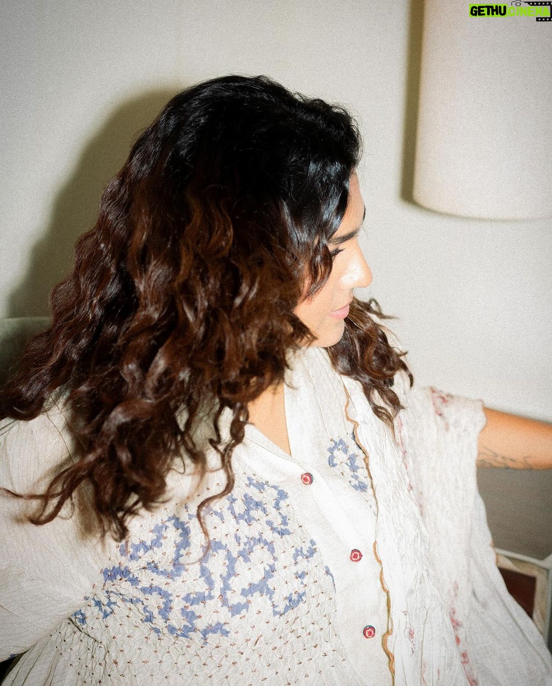 Parvathy Instagram - Stylist : @jukalker Outfit: @cord.in via @diksha0195 Jewellery: @lovebirds.studio Makeup : @prakatwork Hair : @puii_c_ammy Photography: @kannasrihari Styling team : @pratimajukalkar