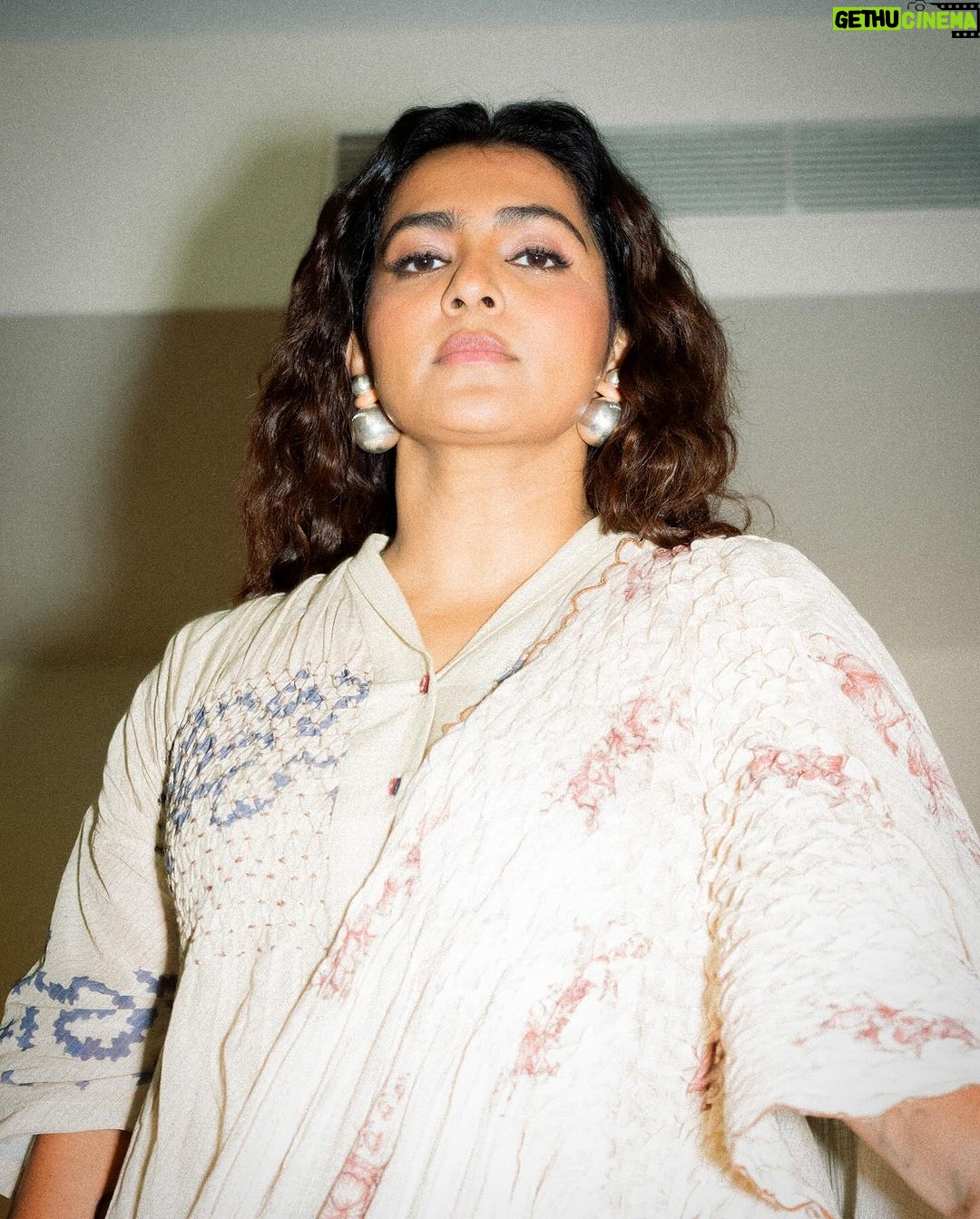 Parvathy Instagram - Stylist : @jukalker Outfit: @cord.in via @diksha0195 Jewellery: @lovebirds.studio Makeup : @prakatwork Hair : @puii_c_ammy Photography: @kannasrihari Styling team : @pratimajukalkar