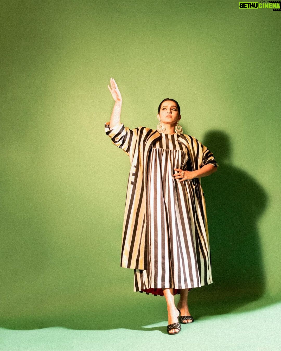 Parvathy Instagram - Tu gajra mein halwaii 🌸🤩 Stylist : @jukalker Outfit: @raw_mango Jewellery: @sheetalzaveribyvithaldas Makeup : @prakatwork Hair : @puii_c_ammy Photography: @kannasrihari Styling team : @pratimajukalkar