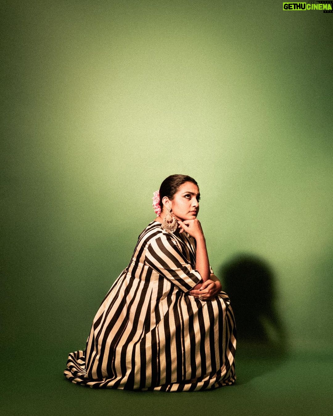 Parvathy Instagram - Tu gajra mein halwaii 🌸🤩 Stylist : @jukalker Outfit: @raw_mango Jewellery: @sheetalzaveribyvithaldas Makeup : @prakatwork Hair : @puii_c_ammy Photography: @kannasrihari Styling team : @pratimajukalkar
