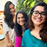 Parvathy Instagram – Merry Merry was had! 🎄❤️

Avec mon amie @smritikiran at our dorling @minimathur’s heavenly home. Sumptuous meal, hearty laughter and hearts full of love ♥️