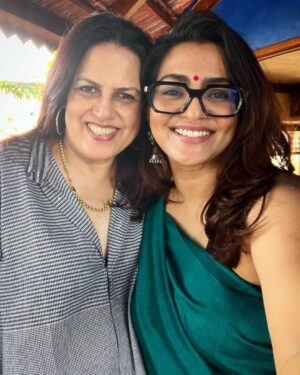 Parvathy Instagram - Merry Merry was had! 🎄❤️

Avec mon amie @smritikiran at our dorling @minimathur’s heavenly home. Sumptuous meal, hearty laughter and hearts full of love ♥️
