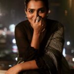 Parvathy Instagram - 💫 Styling @diyaaa_john Saree @studio_medium Custom blouse @saltstudio Jewellery @zohra_india Hair @hairbymousami 📸 @upaharbiswas