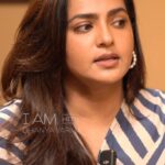 Parvathy Instagram - ആരും ഇല്ലാത്തപ്പോൾ ഞാൻ ആരാണ്... PARVATHY THIRUVOTHU on I AM with Dhanya Varma . Watch the full episode for this lovely conversation on channel I AM with Dhanya Varma. . . STREAMING NOW Link on story . . #parvathythiruvothuinterview #parvathythiruvothu #iamwithdhanyavarma #DhanyaVarma #interviewmalayalam #interview