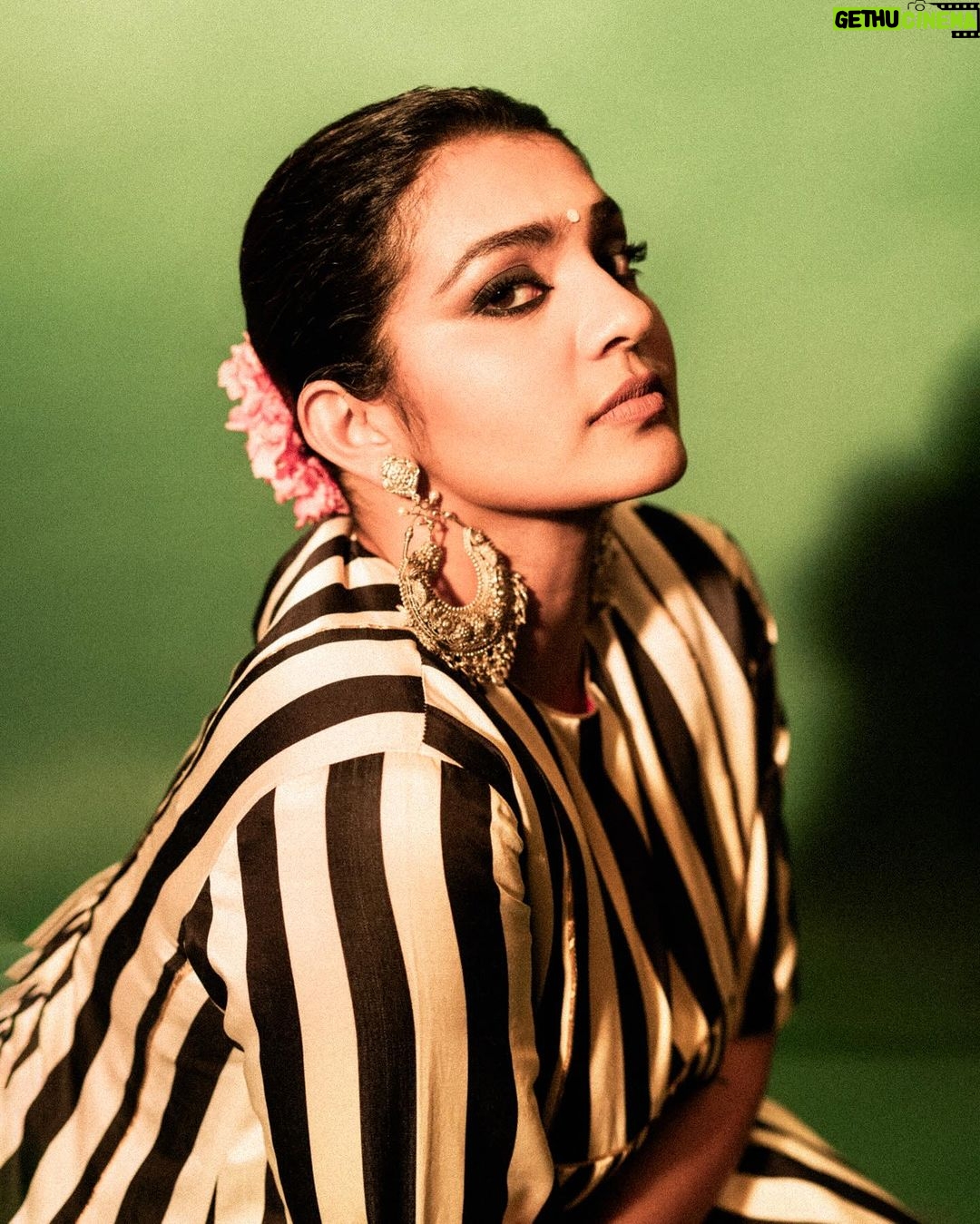 Parvathy Instagram - Tu gajra mein halwaii 🌸🤩 Stylist : @jukalker Outfit: @raw_mango Jewellery: @sheetalzaveribyvithaldas Makeup : @prakatwork Hair : @puii_c_ammy Photography: @kannasrihari Styling team : @pratimajukalkar