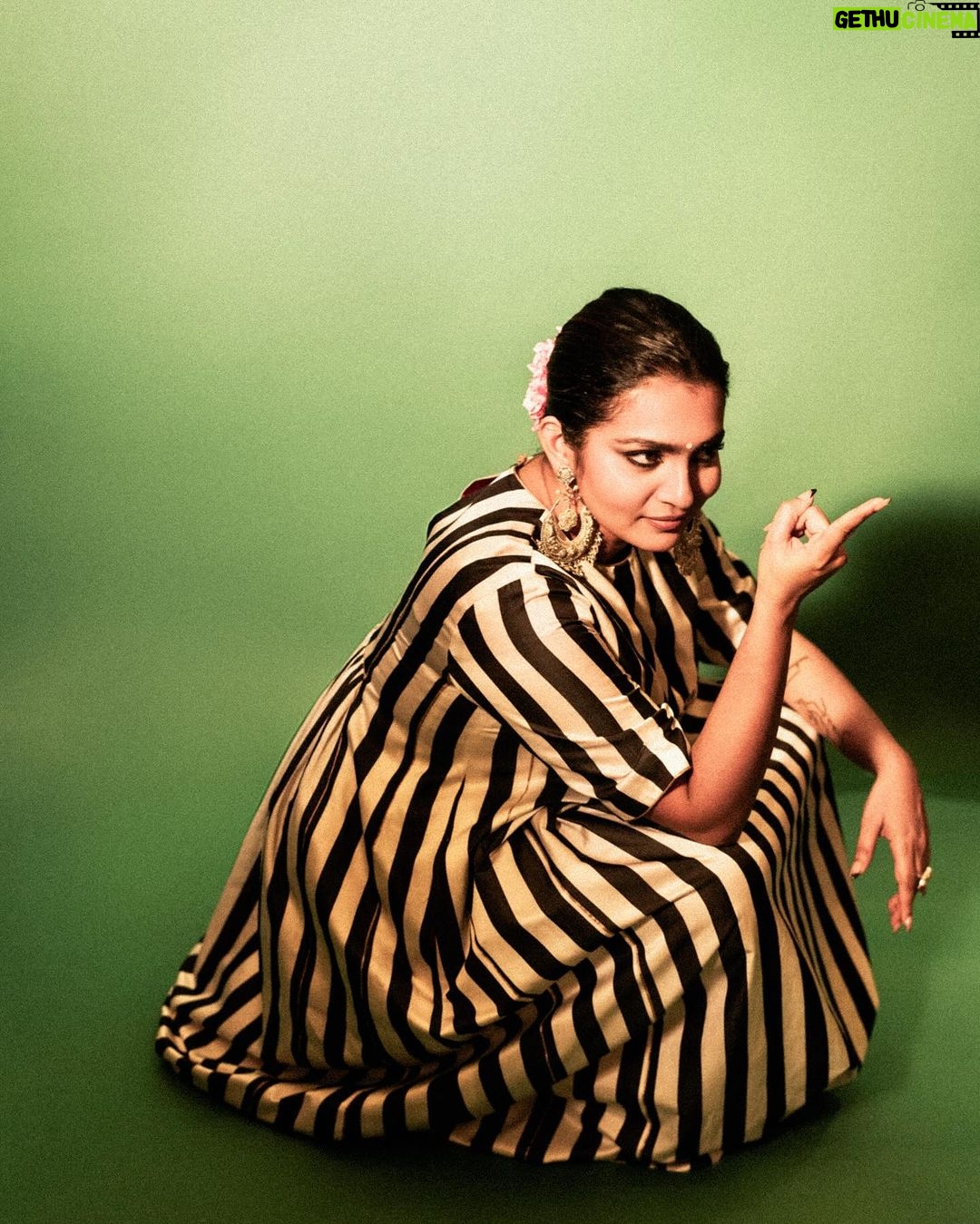 Parvathy Instagram - Tu gajra mein halwaii 🌸🤩 Stylist : @jukalker Outfit: @raw_mango Jewellery: @sheetalzaveribyvithaldas Makeup : @prakatwork Hair : @puii_c_ammy Photography: @kannasrihari Styling team : @pratimajukalkar