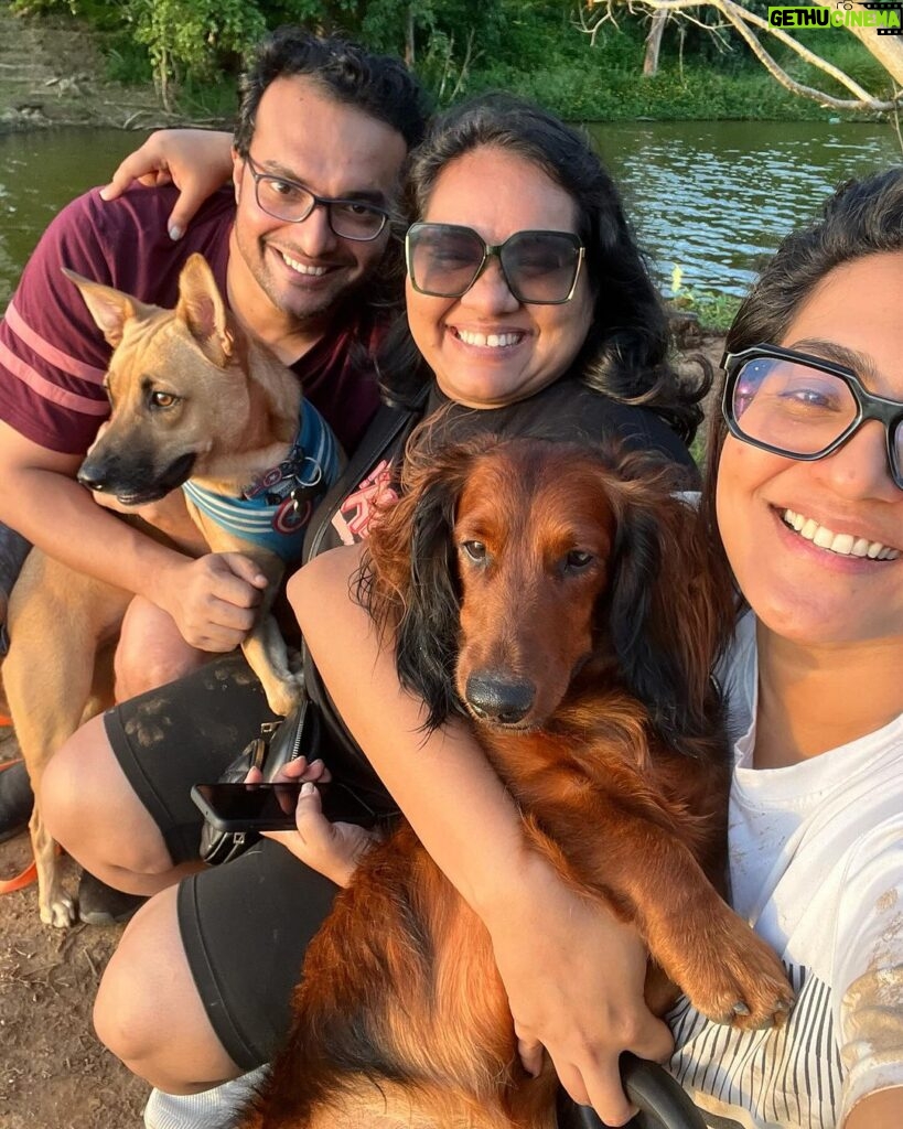 Parvathy Instagram - Super trooper dobster! 🧿 1. Sunset paddle-boarding, bruh! 2. A chill state of mind! (after trying to chase jelly fishes and giving mommy dearest very many heart attacks) 3. ‘Beach, don’t be chasing other dogs and snapping the leash!’, mommy says. 4. Mr. Snifferton just before he went ahead and did exactly what mommy asked him not to (read 3.) 5. Perfect morning picnic avec special hangdrum concert by aunt @rimakallingal Good times! 6. Kayaking, wohoo! Although a bit concerned that mema @athirasujatha was already threatening to bump into us.(volume up) 7. Mommy showed me mangroves and boats! 8. Farmhouse fun-dos with cousin Hazel, Mema @athirasujatha and meman @shameemp86 ! 9. Bunnyhops because dobster is smol. #omatawheee 10. Met aunty @dhanyarajendran’s dog sorry cat Twixie. Mixed emotions were felt.