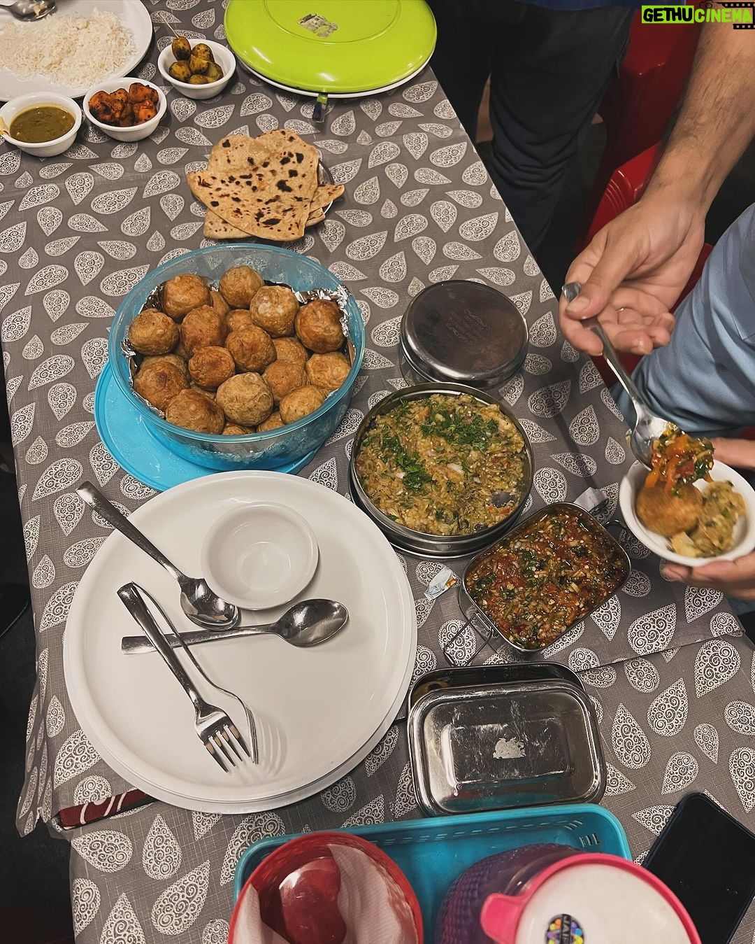 Parvathy Instagram - Ms Kannan on set🦥 1) On set with AK and ARC. 2) Ms Kannan’s things. 3) Post scene shake-off 4) more of 3. 5) 👸 6) Ms Kannan’s glasses 7) homemade snack on set from @pankajtripathi . I didn’t give back the steel ka dabba.🫠8) more of 7. Mumbai, Maharashtra