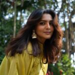 Parvathy Instagram – 🌝

Styled by my favourite @diyaaa_john 
Outfit: @stoiquestudio Earrings: @shopenergystudio 
HMU @samson_lei 
📸 @niharikaa.chauhaan