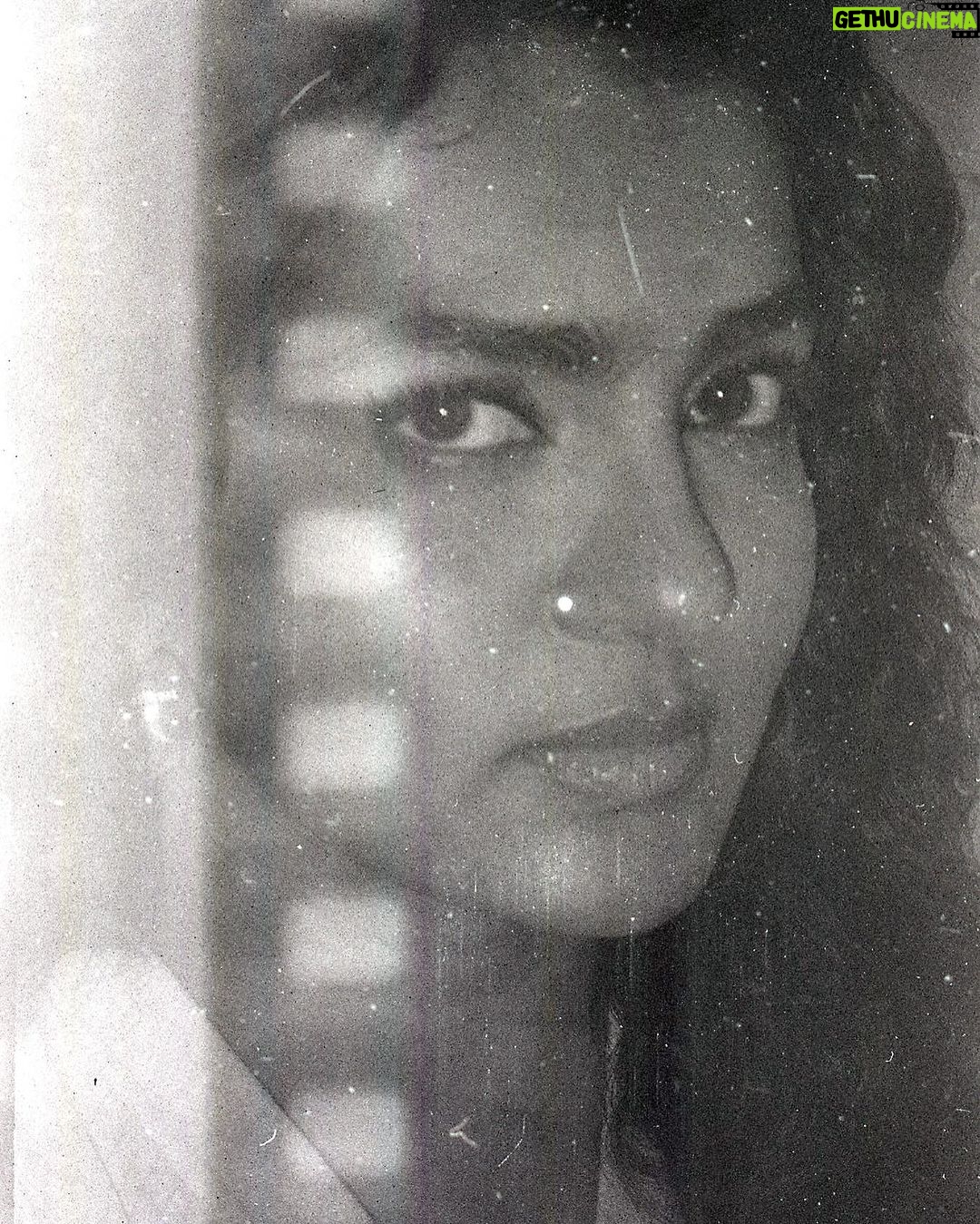 Parvathy Instagram - “Spontaneous combustion of softness 🌬️”, Dust in the on the sensor be like, “Oh spare me the end of the year reflections in captions! These effects in the photos are is my doing” “I agree, Dust. And.. Aren’t we all essentially.. you..?!” “Ugh.” Stylist : @jukalker Outfit: @cord.in via @diksha0195 Jewellery: @lovebirds.studio Makeup : @prakatwork Hair : @puii_c_ammy Photography: @kannasrihari Styling team : @pratimajukalkar