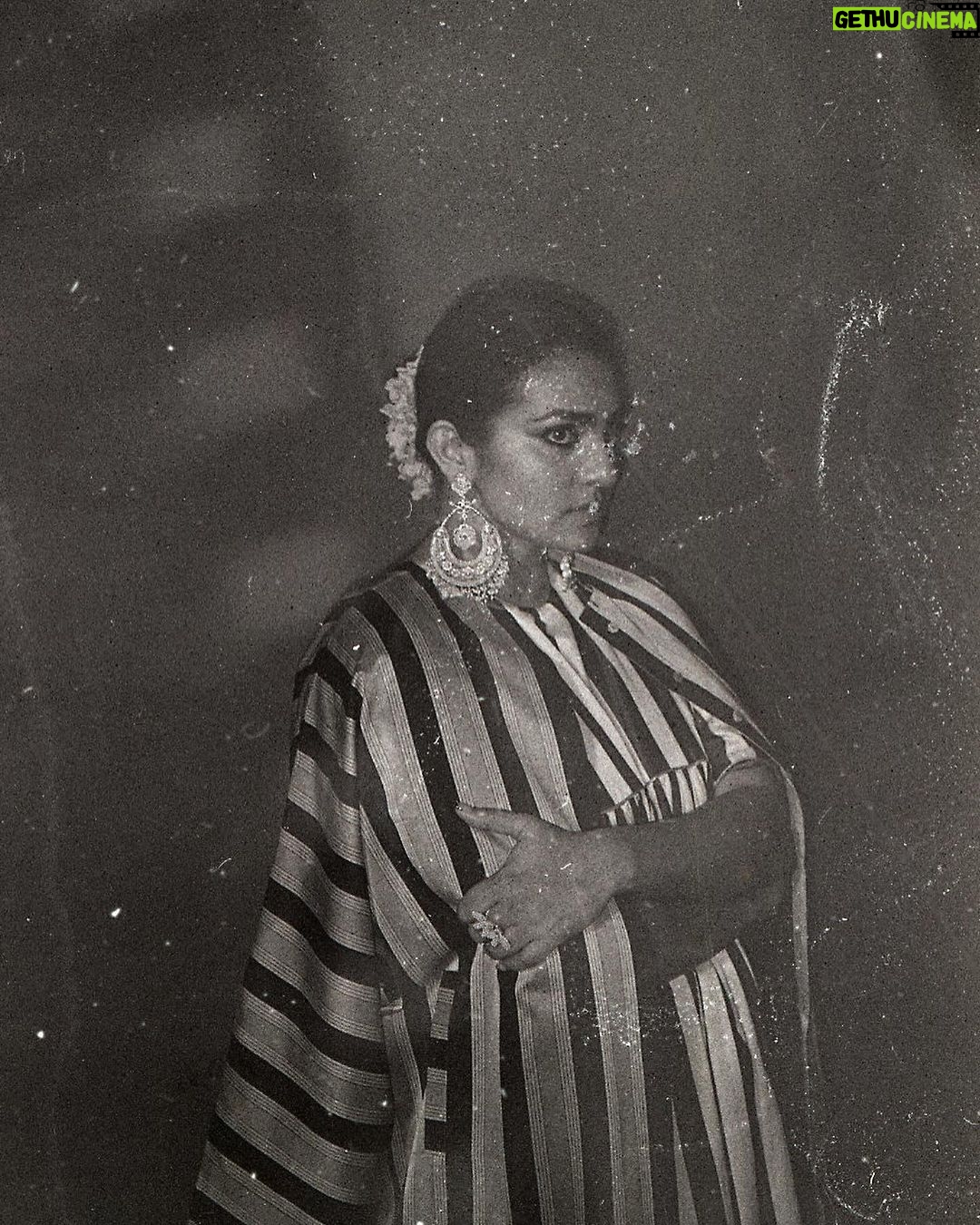 Parvathy Instagram - So @kannasrihari had this genius idea of also clicking some shots on film. As if that wasn’t genius enough, the sensor had some dust in it so it’s just made it so much more magical! Stylist : @jukalker Outfit: @raw_mango Jewellery: @sheetalzaveribyvithaldas Makeup : @prakatwork Hair : @puii_c_ammy Photography: @kannasrihari Styling team : @pratimajukalkar
