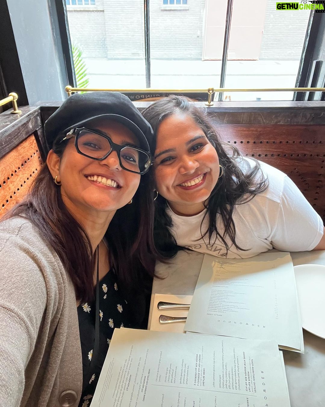 Parvathy Instagram - Kiliyeee sumu! Been waiting to share these pics from the most epic meet up (first ..whaaa) and what a better day than your janamdin. Wearer of coolest fits, mind blowing shoes and an-arrow-through-my-heart wala smile! Speaker of truth and CEO of IRUNTHEWORLDBISH Inc. 🔥 Happy birthday! Honoured to have none other than sumukhi capturing me dealing with a wedgie 🤓