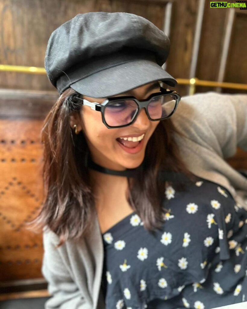 Parvathy Instagram - Kiliyeee sumu! Been waiting to share these pics from the most epic meet up (first ..whaaa) and what a better day than your janamdin. Wearer of coolest fits, mind blowing shoes and an-arrow-through-my-heart wala smile! Speaker of truth and CEO of IRUNTHEWORLDBISH Inc. 🔥 Happy birthday! Honoured to have none other than sumukhi capturing me dealing with a wedgie 🤓