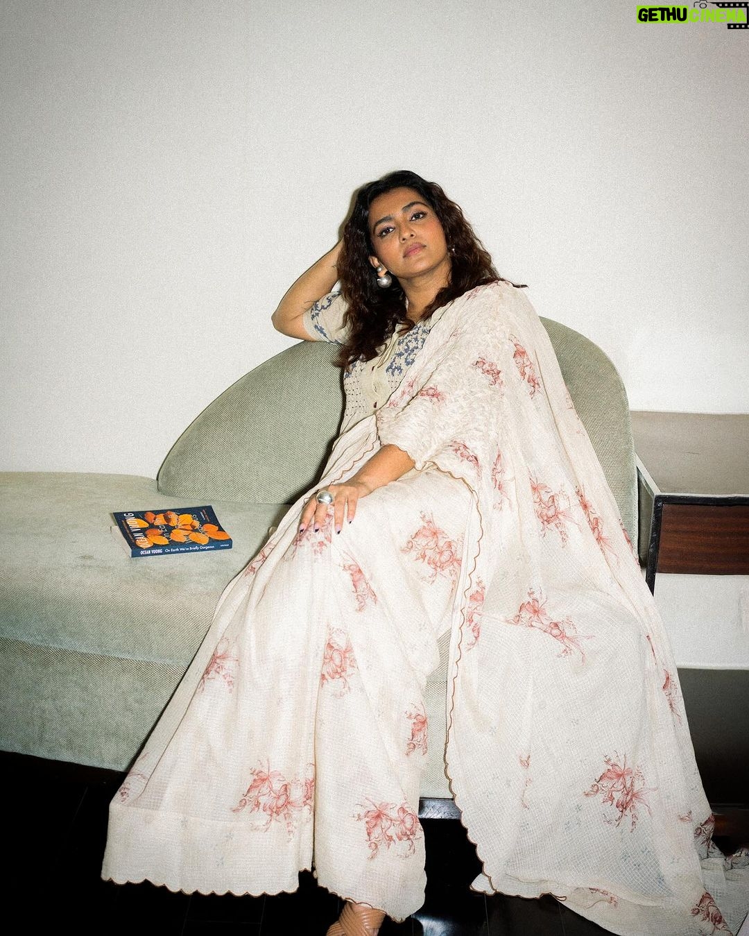 Parvathy Instagram - Stylist : @jukalker Outfit: @cord.in via @diksha0195 Jewellery: @lovebirds.studio Makeup : @prakatwork Hair : @puii_c_ammy Photography: @kannasrihari Styling team : @pratimajukalkar