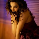 Parvatii Nair Instagram - Shot this 2 years ago n posting it now . Wearing a dress I bought at 17 😁😆. What do u think 👩🏻 . @pariaarclicks