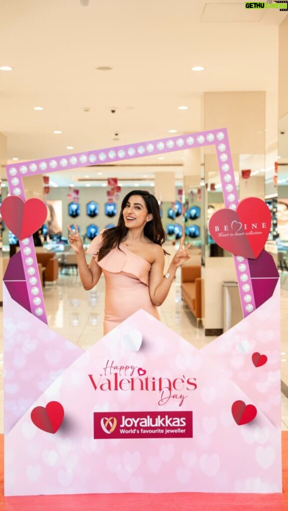 Parvatii Nair Instagram - Feeling radiant after my visit to Big Joyalukkas at Al Fahidi Street, Bur Dubai! 💎✨ Don’t miss out on the incredible deals they have! 💖✨ Make this season of love extra special with Joyalukkas Be Mine Heart to Heart Collection. Get a free gold coin on purchase of diamond, polki, and pearl jewelry worth AED 3000. Enjoy 0% deduction on Old Gold Exchange and get 100% value on diamond exchange. Also, Experience the joy with easy payment plans. Hurry, offer valid until 14th February 2024 only. Explore the collections now! 💍💖 Dubai, United Arab Emirates