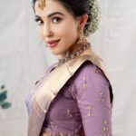 Parvatii Nair Instagram - Love the traditional 😍 what do u think! ❤️ . . Just a woman with her beautiful her All ! @paro_nair ❤️ Makeup @keerthiz_makeover Saree drape @sareedrapistchennai Hairdo style_with_anbu Jewel @vivahbridalcollections Saree @sundari_silks Styling @hannah.glory Blouse @niga_designers Photography @weddinghouseofaa