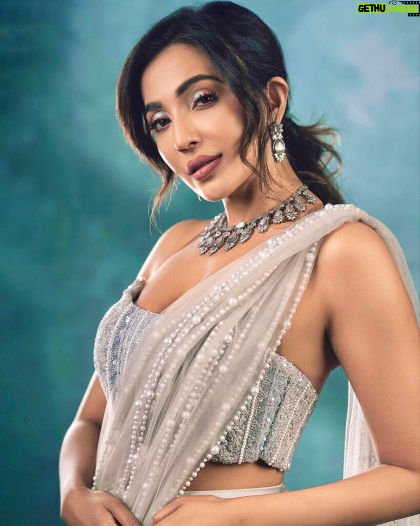 Parvatii Nair Instagram - Beauty lies in the eyes of the beholder they say. But have you seen this WOMAN? ❤❤ @paro_nair looking like an absolute angel 🫶🏼 Styling @soigne_official_ Photography @sudhakar.bichali Makeup @bhaminihairandmakeup Hair @mahi_hairstyliz Wearing @_anjali_jha_____ Jewelry @fineshinejewels #styling #fashionstylist #celebritystyle #indianwear #designersaree #glam #beautifulactress #parvatinair #kollywood #tamilcinema #goat #fashionmodel #photoshoot #fashionphotography #grey Chennai, India