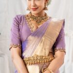 Parvatii Nair Instagram - Just a woman with her beautiful her All ! @paro_nair ❤️ Makeup @keerthiz_makeover Saree drape @sareedrapistchennai Hairdo @style_with_anbu Jewel @vivahbridalcollections Saree @sundari_silks Styling @hannah.glory Blouse @niga_designers Photography @weddinghouseofaa