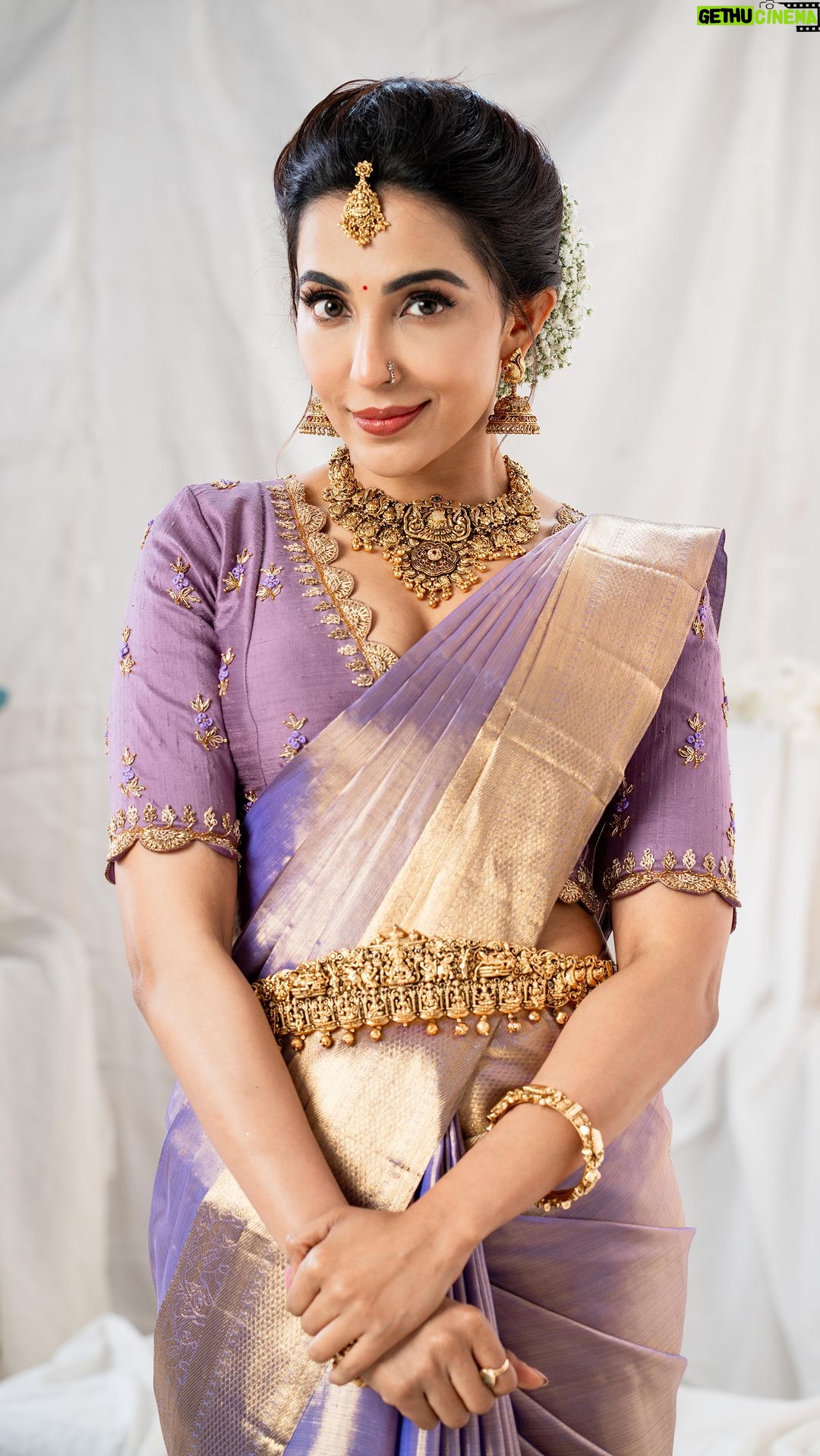 Parvatii Nair Instagram - Just a woman with her beautiful her All ! @paro_nair ❤️ Makeup @keerthiz_makeover Saree drape @sareedrapistchennai Hairdo @style_with_anbu Jewel @vivahbridalcollections Saree @sundari_silks Styling @hannah.glory Blouse @niga_designers Photography @weddinghouseofaa